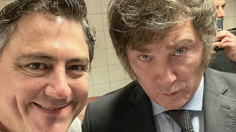 El senador Francisco Paoltroni, junto a Javier Milei. No tuvo reparos en cruzarlo. El senador Francisco Paoltroni, junto a Javier Milei. No tuvo reparos en cruzarlo.