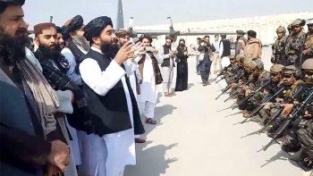 los talibanes festejaron con disparos tras la salida de las ultimas tropas estadounidenses los talibanes festejaron con disparos tras la salida de las ultimas tropas estadounidenses