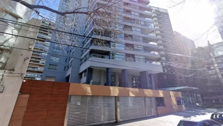 El menor fue hallado sin signos vitales en un patio interno del edificio de Palermo. El menor fue hallado sin signos vitales en un patio interno del edificio de Palermo.