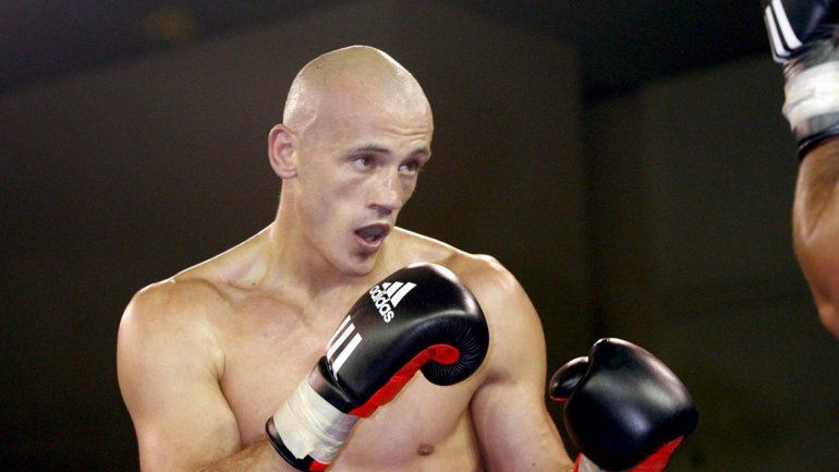 Video: ex boxeador profesional se peleó mano a mano con la policía de Francia