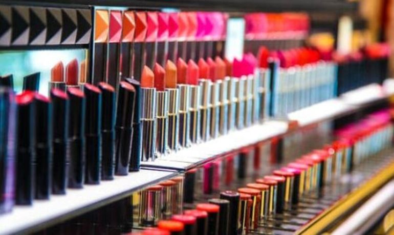 La comercialización  de cosméticos sin la aprobación correspondiente expone a problemas de salud a los consumidores.