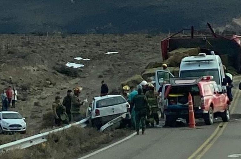 El operativo sobre la ruta 26, cerca de Sarmiento, donde se produjo el fatal choque entre un VW Gol y un camión con acoplado. El operativo sobre la ruta 26, cerca de Sarmiento, donde se produjo el fatal choque entre un VW Gol y un camión con acoplado.