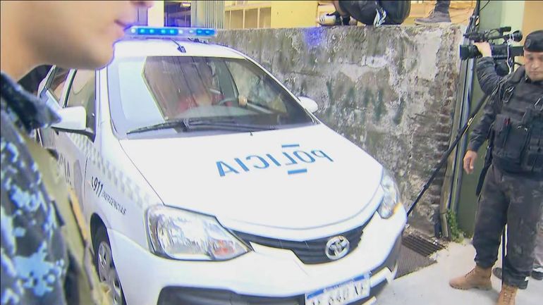 Así se llevan detenido a un excustodio de Diego Maradona, imputado por falso testimonio. Así se llevan detenido a un excustodio de Diego Maradona, imputado por falso testimonio.