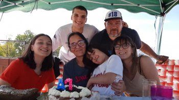 Agustín junto a una familia que respira el mejor básquet. Agustín junto a una familia que respira el mejor básquet.