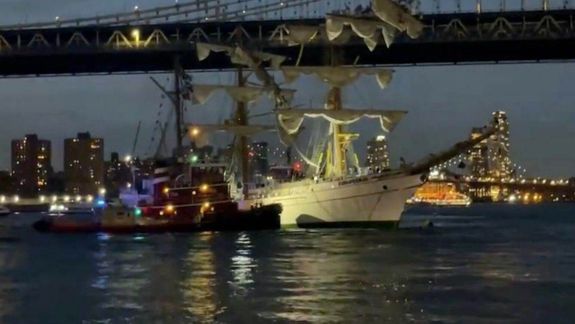 Buque mexicano chocó contra el puente de Brooklyn y dejó al menos dos muertos y heridos