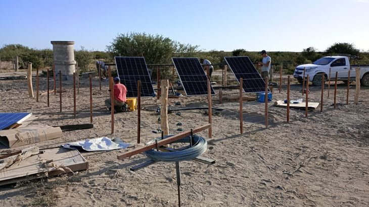 Bombas de energía solar impulsan el agua 70 metros cuesta arriba hasta los reservorios del campo. Bombas de energía solar impulsan el agua 70 metros cuesta arriba hasta los reservorios del campo.