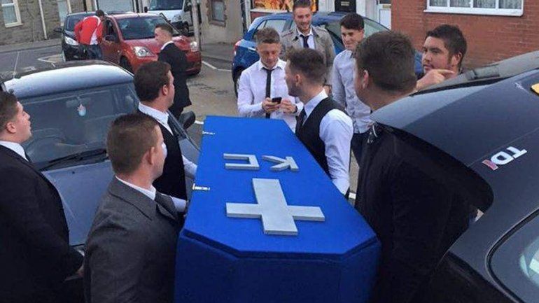 Le hicieron un funeral falso a un amigo porque no lo ven desde que tiene novia