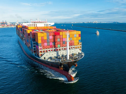 China sigue ampliando su oferta portuaria para mantener su liderazgo en el comercio marítimo. China sigue ampliando su oferta portuaria para mantener su liderazgo en el comercio marítimo.