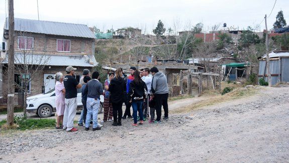Vecinos quieren echar a una familia del barrio 