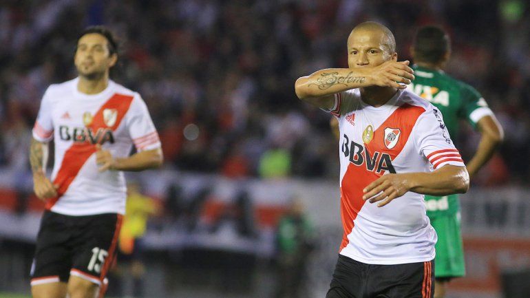 Carlos Sánchez fue la gran figura en la ida (convirtió dos goles) y hoy estará desde el vamos