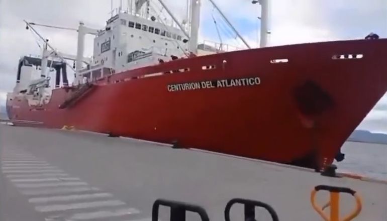 El buque pesquero Centurión del Atlántico impactó dos veces contra el muelle del puerto de Ushuaia.