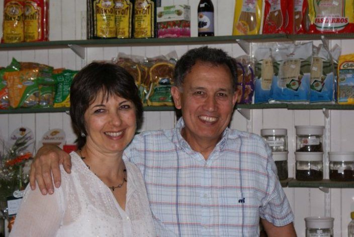 Ana María y Carlos en su almacén de productos saludables.