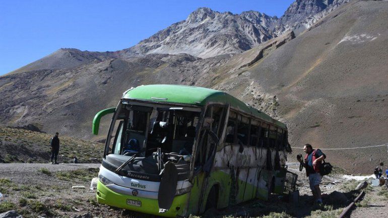 Mendoza trágica: volcó un micro y hay 19 muertos