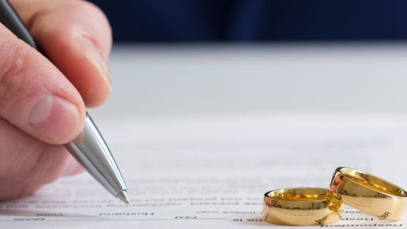 La mujer obtuvo una reparación millonaria tras demostrar años de violencia física, verbal y económica dentro del matrimonio.