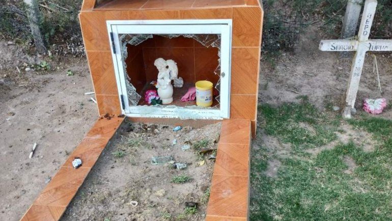 Ni los muertos descansan en paz: destrozaron varias tumbas en Centenario