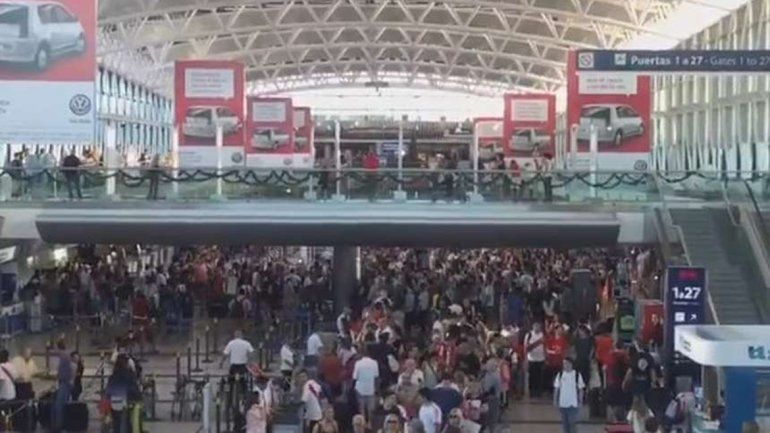 Los hinchas de River coparon Ezeiza a puro cántico a la espera del vuelo hacia Japón.