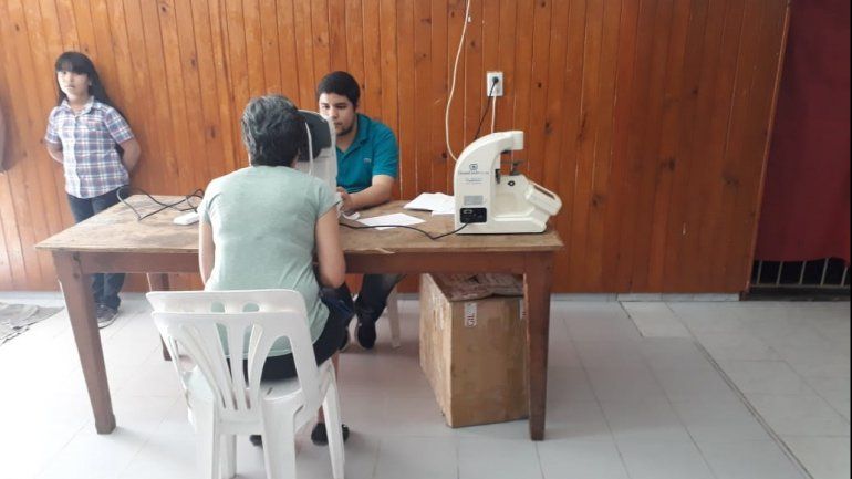 Oftalmólogos atienden gratis en la Comisión Vecinal de Canal V