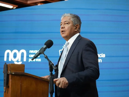 Rolando Figueroa comunicó la medida por redes sociales.