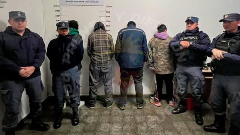 Saqueaban una hosteria, la Policía los vio y quedaron detenidos