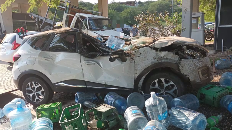 El camión de agua aplastó y dañó varios autos en el acceso al country / Foto 