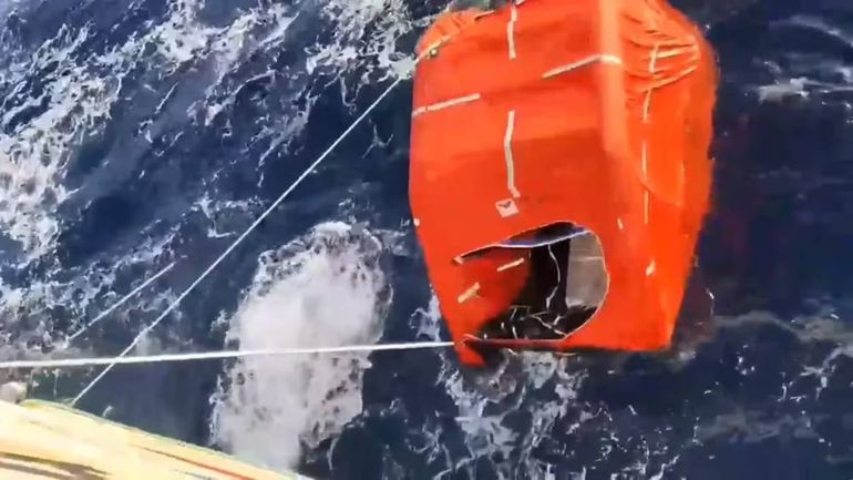 Los tripulantes tuvieron que afirmar la balsa salvavidas para poder rescatar a los náufragos del buque pesquero que naufragó en Mar Argentino, cerca de las Islas Malvinas. Foto: Infobae.