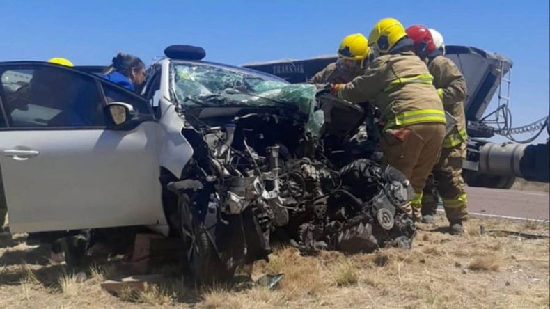 Una pareja oriunda de Neuquén debió ser rescatada tras el choque frontal. | LM Neuquen Una pareja oriunda de Neuquén debió ser rescatada tras el choque frontal.