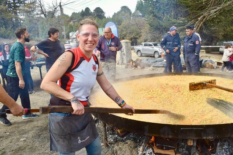 La cocinera que le pone sabor rosarino a la paella de Pehuenia