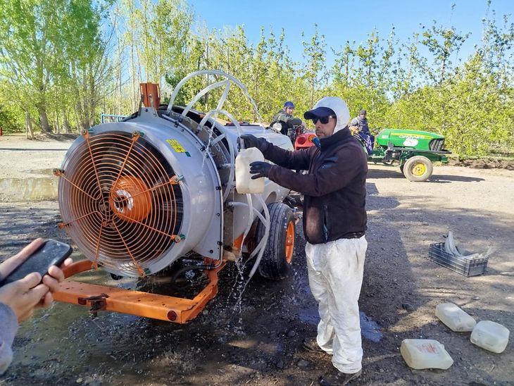 Han anotado a 50 equipos (tractor, pulverizadora y operario). . Han anotado a 50 equipos (tractor, pulverizadora y operario). .