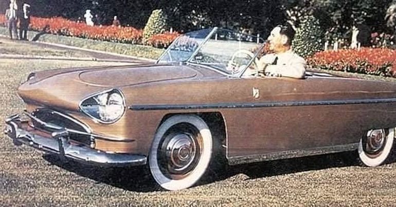 Juan Domingo Perón en el Justicialista Gran Sport Cabriolet. Juan Domingo Perón en el Justicialista Gran Sport Cabriolet.