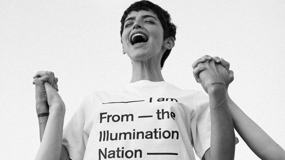 Dignity en venta: Calu Rivero vende la remera de su retiro espiritual