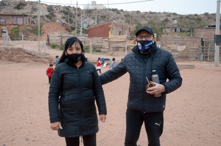 Mari es la persona que se encarga de preparar la merienda que se le brinda dos veces por semana a los chicos y chicas de la escuelita de fútbol Sacachispas de Toma Norte.