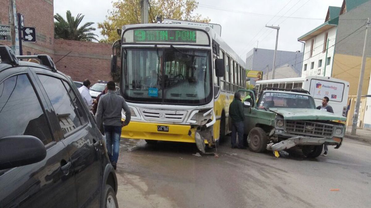 Fuerte choque entre un colectivo y una camioneta