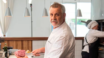 trasladaron al chef christian petersen a buenos aires en un avion sanitario trasladaron al chef christian petersen a buenos aires en un avion sanitario