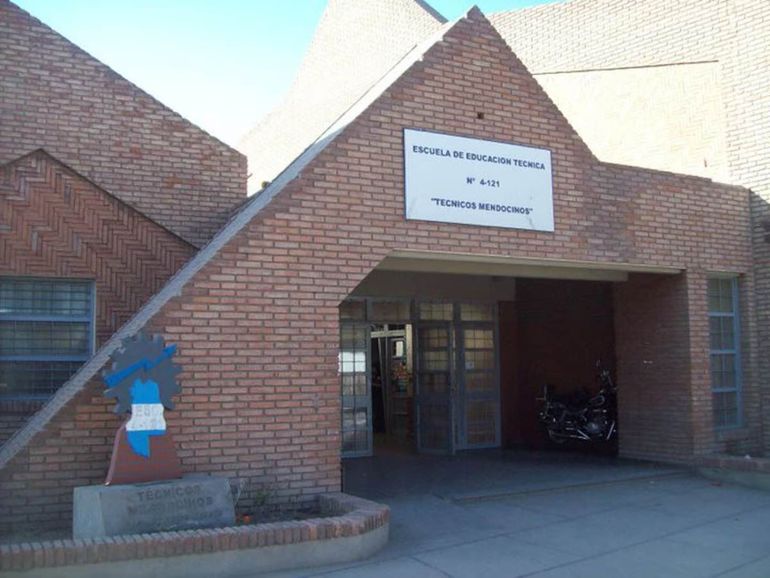 El adolescente que llevó un arma a una escuela de Mendoza fue reducido por la policía.