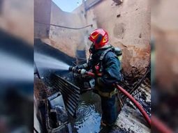 Él tiene sus quemaduras en la cara y el pecho porque atravesó el fuego, relató su madre.&nbsp;