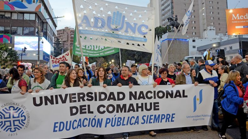 La marcha federal universitaria fue encabezada por los sindicatos de la UNCO.