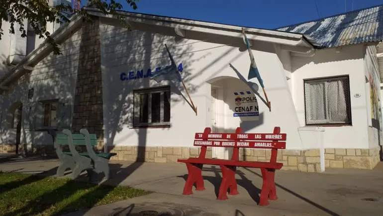 Debido a la edad del involucrado se solicitó la asistencia de efectivos de la Comisaría Especial de la Niñez, Adolescencia y Familia (CENAF) N°4 de Cutral Co. Debido a la edad del involucrado se solicitó la asistencia de efectivos de la Comisaría Especial de la Niñez, Adolescencia y Familia (CENAF) N°4 de Cutral Co.