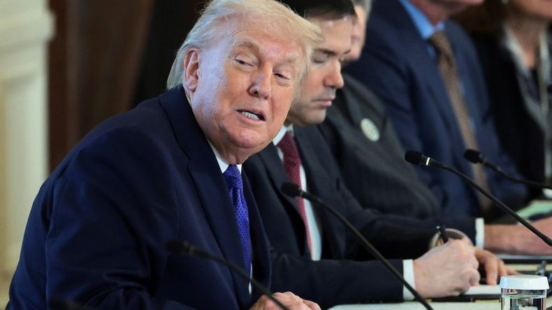 Donald Trump mantuvo una reunión en la Casa Blanca con ejecutivos de diecisiete compañías. | LM Neuquen Donald Trump mantuvo una reunión en la Casa Blanca con ejecutivos de diecisiete compañías.