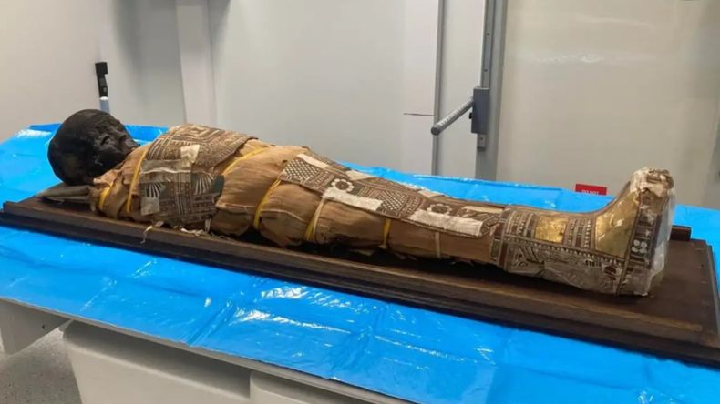 Descubren un misterioso papiro oculto bajo las vendas de una momia milenaria en Polonia | LM Neuquen Descubren un misterioso papiro oculto bajo las vendas de una momia milenaria en Polonia