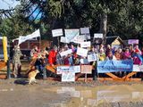 Comunidad educativa el CPEM 90 durante la marcha de las frazadas.