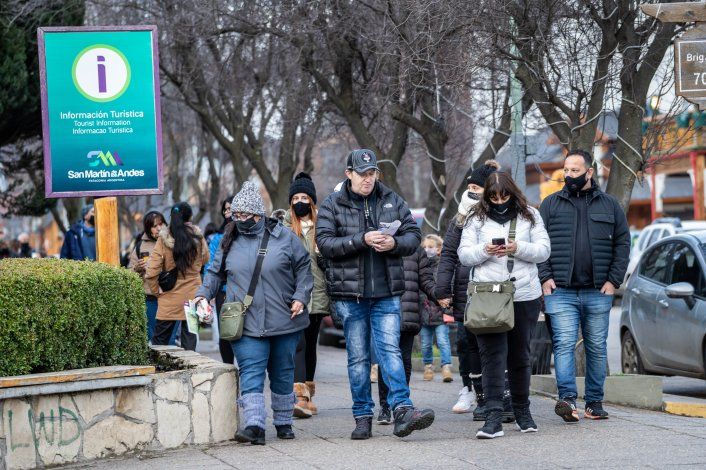 Sin nieve en Chapelco, los turistas recorren San Martín.