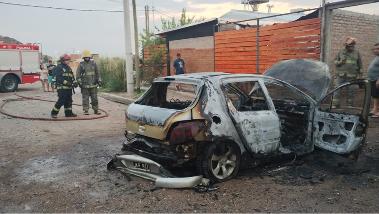 Un incendio destruyó un auto y estuvo a punto de quemar una casa