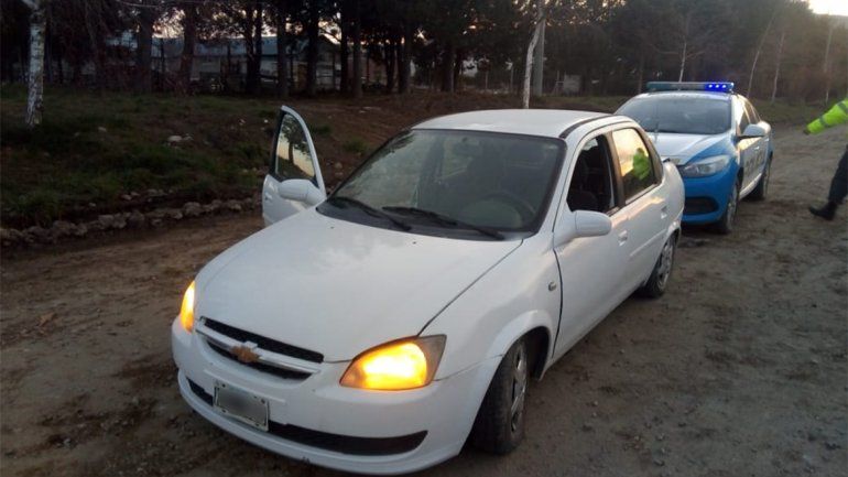 Borracho corría una picada, dio marcha atrás y chocó un patrullero