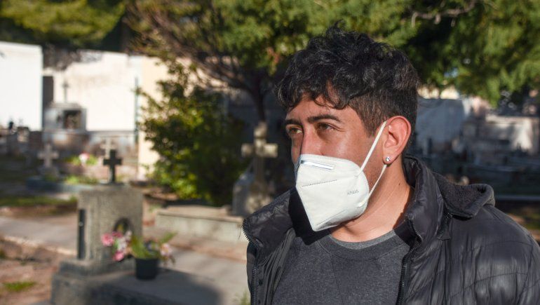Matías trabaja de funebrero en el Cementerio del centro de la ciudad de Neuquén.