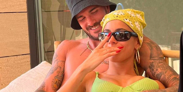 La posición de la mano de De Paul en foto con Tini que llama la atención