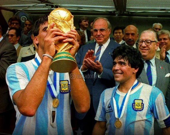 El Tata Brown con la Copa y la felicidad de Maradona. Momento histórico. 