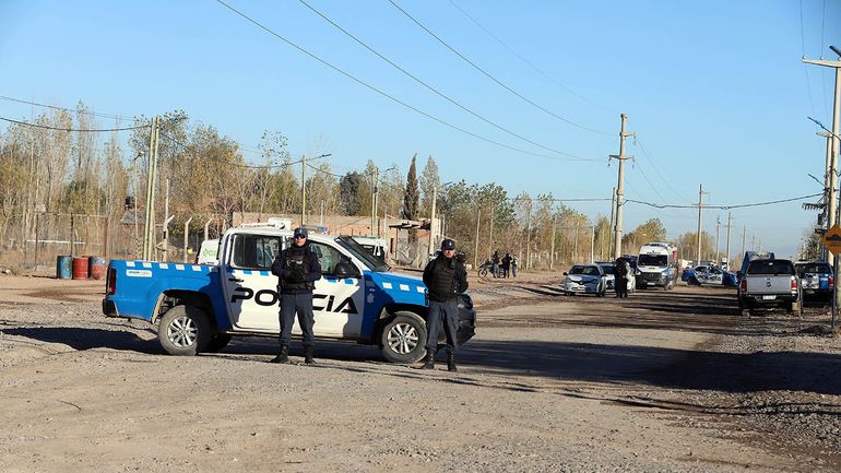 La policía en la calle El Maiz donde se estaba levantando un megainquilinato. La policía en la calle El Maiz donde se estaba levantando un megainquilinato.