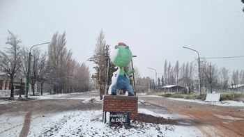 En Villa El Chocón, la nieve sorprendió a vecinos y turistas / Foto Municipalidad En Villa El Chocón, la nieve sorprendió a vecinos y turistas / Foto Municipalidad
