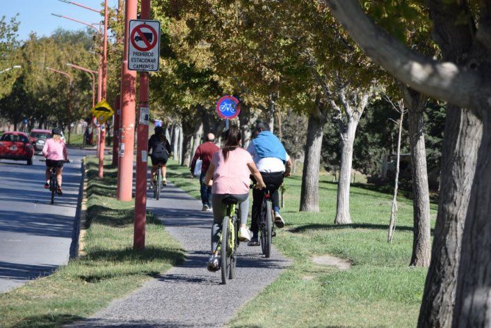 Los riesgos de cruzar en bici de Cipolletti a Neuquén y viceversa