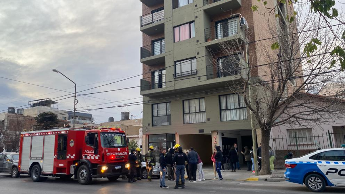 Evacuaron un edificio céntrico porque alguien se olvidó algo en el fuego